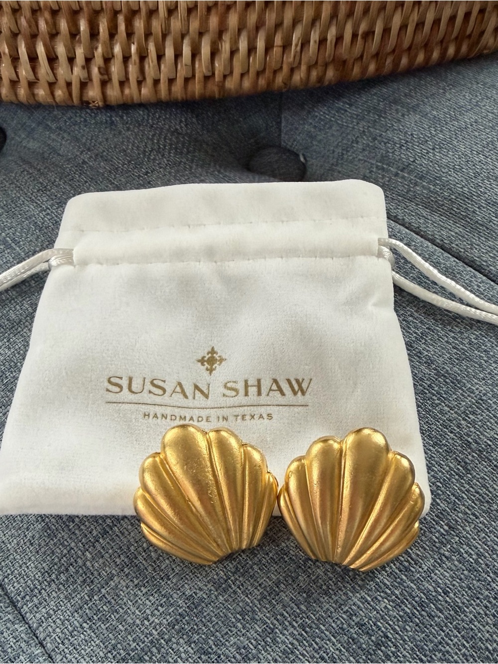 SUSAN SHAW 24k Gold Marbella Clam Shell Inspired Stud Earrings